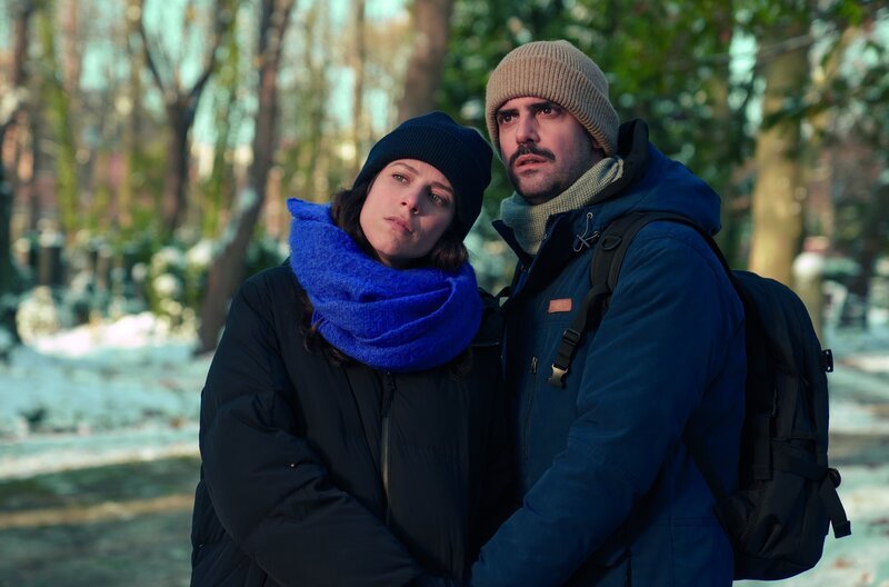 Ein neuer Geburtstag, ein neues Geschenk: Nach einer stressigen Arbeitsphase überrascht Oscar (Francesco Carril) Ana (Iria del Río) mit einer Reise nach Berlin. – Bild: Manolo Pavõn