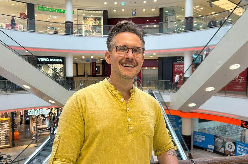Lucas Scheller ist ein Super-Schnäppchenjäger und arbeitet als Teamleiter für eine Schnäppchen-Vergleichsplattform – Bild: MDR/​Katja Herr
