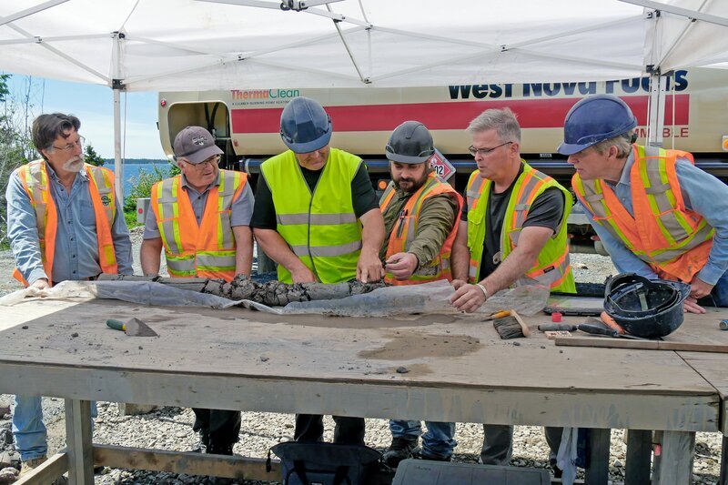 Rick Lagina (l.) und Terry Matheson (2.v.r.) – Bild: A+E NETWORKS