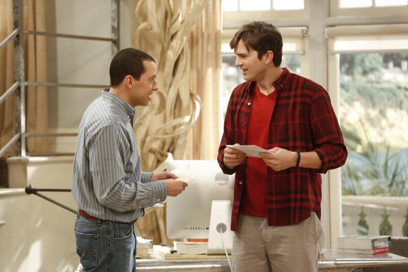 Alan (Jon Cryer, l.) und Walden (Ashton Kutcher, r.) – Glauben, dass Charlie noch am Leben ist … – Bild: Warner Brothers Entertainment Inc.