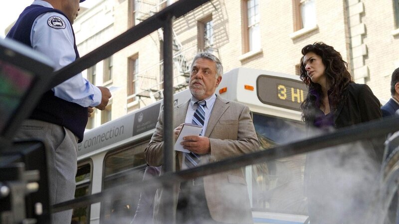 Ermordete junge Frauen, die als Puppen zurechtgemacht sind, werden an einem Bushäuschen drapiert. Det. Vince Korsak (Bruce McGill, M.) und Det. Jane Rizzoli (Angie Harmon) befragen Passanten am Fundort. – Bild: TVNOW /​ Warner Bros. International Distribution