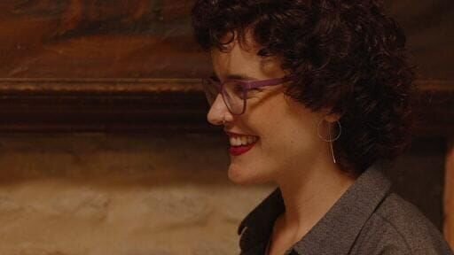 Mitarbeiterin Aldara bei der Taberna Casa Román – Bild: RTL /​ Dragonfly Film and Tv Productions /​ Asturien