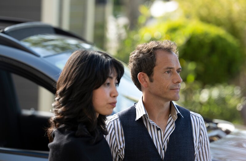 Lurin Widmer (Joris Gratwohl, r.) tröstet Nadine Münch (Thi Le Thanh Ho, l.). – Bild: ARD/​Laurent Trümper