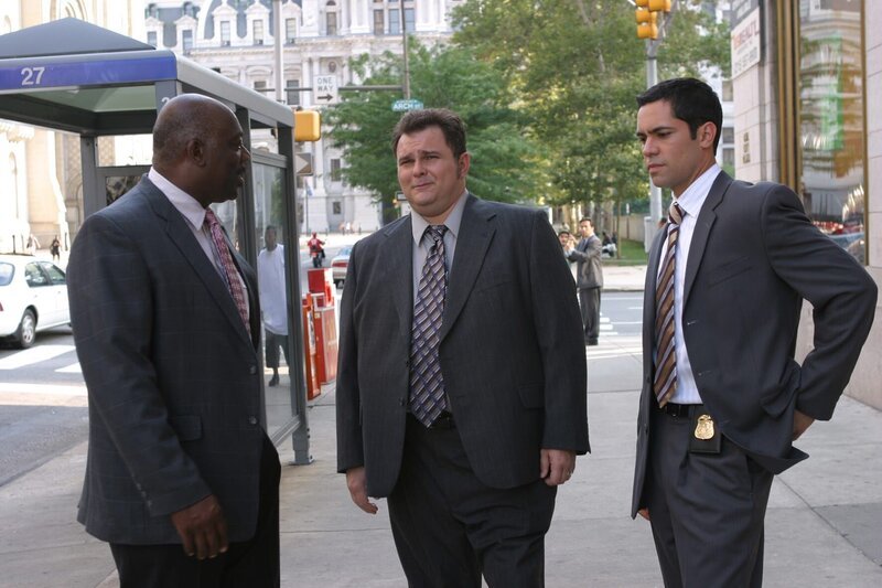 Will (Thom Barry, l.), Nick (Jeremy Ratchford, M.) und Scott (Danny Pino, r.) besprechen die weitere Vorgehensweise … – Bild: Sat.1 Gold