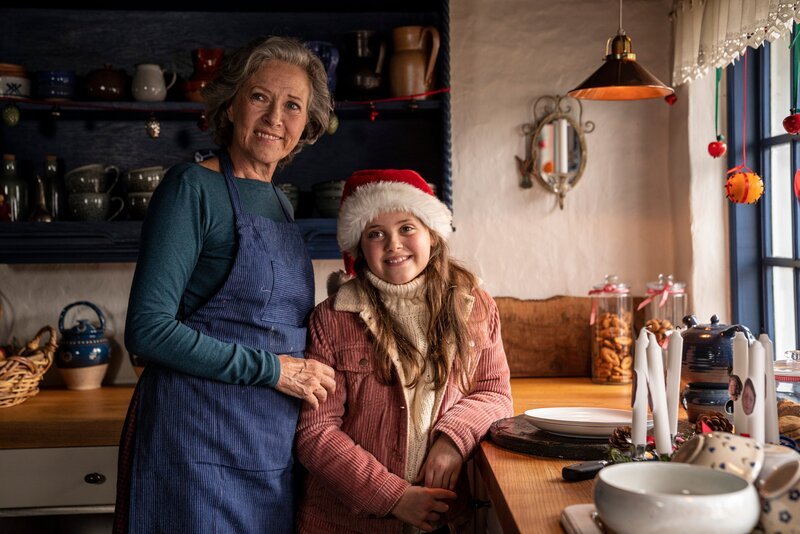 Maja (Birthe Neumann, links) mit Astrid (Rosita Nellie Holse Gjurup) in der Küche. – Bild: TV 2 Denmark/​Per Arnesen