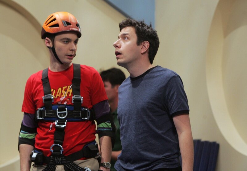 Um an einen bestimmten Computer für seine Forschung zu kommen, möchte sich Sheldon (Jim Parsons, l.) mit Barry Kripke (Jon Ross Bowie, r.) anfreunden. Doch der zeigt kein Interesse … – Bild: © Warner Bros. Television