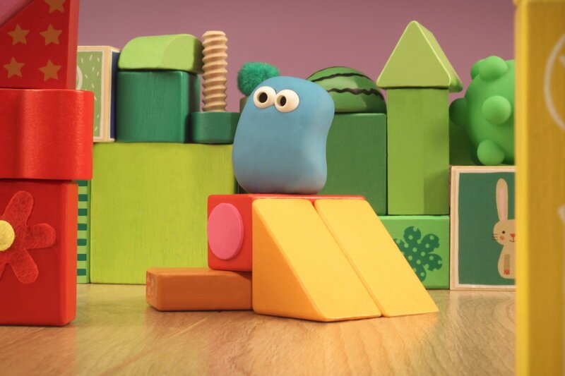 Guetnachtgschichtli — Die Mini Boings - Labyrinth und Balanciere, Staffel 2 Folge 5. Ein blauer Mini Boing sitzt oben auf einigen Spielblöcken. – Bild: SRF1 Guetnachtgschichtli — Die Mini Boings - Labyrinth und Balanciere, Staffel 2 Folge 5. Ein blauer Mini Boing sitzt oben auf einigen Spielblöcken. – Bild: SRF1