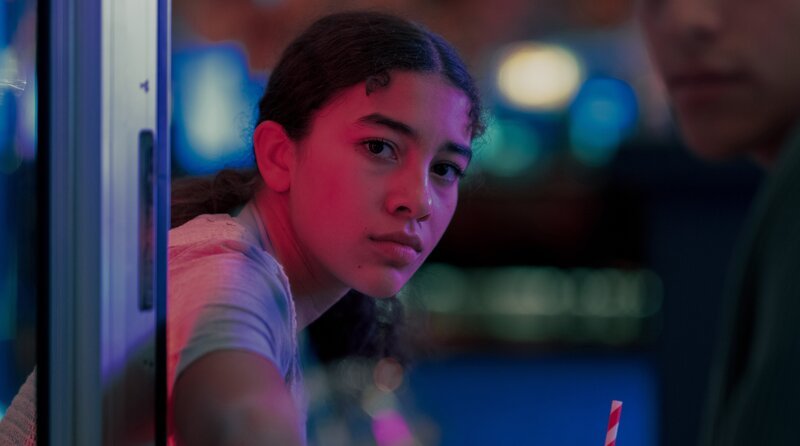 In der Mall: Greta (Luna Mwezi) beobachtet Michelle. – Bild: ARD Degeto Film/​Rat Pack Filmproduktion GmbH/​Lemonpie GmbH/​Flo Hanatschek