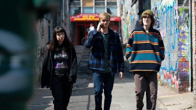 Nach ihrem gefährlichen Abenteuer in Amsterdam haben Kyra (Marli Siu, l.), Alex (Otto Farrant, M.) und Tom (Brenock O’Connor, r.) endlich den gesamten Geheimcode des Spiels. Nun muss Alex einen wichtigen Anruf machen. – Bild: ZDF und Sophie Mutevelian