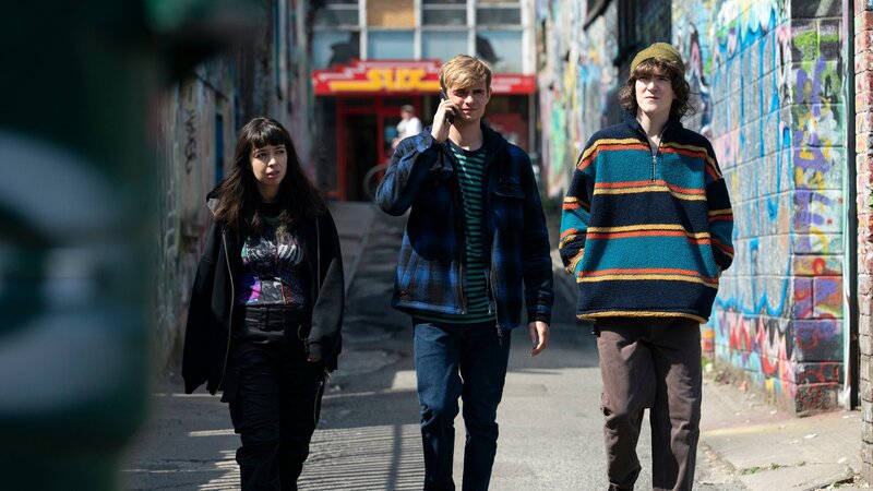 Nach ihrem gefährlichen Abenteuer in Amsterdam haben Kyra (Marli Siu, l.), Alex (Otto Farrant, M.) und Tom (Brenock O’Connor, r.) endlich den gesamten Geheimcode des Spiels. Nun muss Alex einen wichtigen Anruf machen. – Bild: ZDF und Sophie Mutevelian