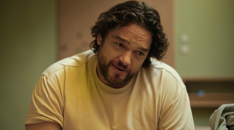 Uwe (Ronald Zehrfeld) spricht mit Alireza. – Bild: ARD Degeto Film/​Rat Pack Filmpro /​ ARD Degeto/​Programmplanung und P