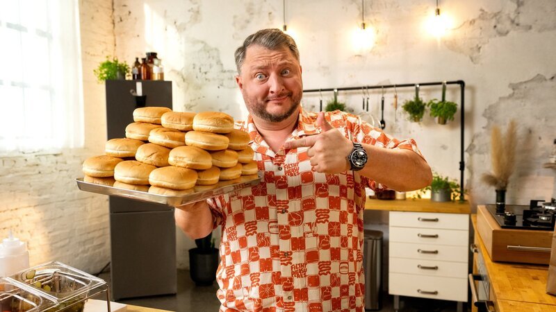 Burger für jeden und zu jederzeit. Produktentwickler Sebastian Lege zeigt, wie aus einfachen Produkten industrielle Burger King Burger werden. – Bild: ZDF und Lars Döring
