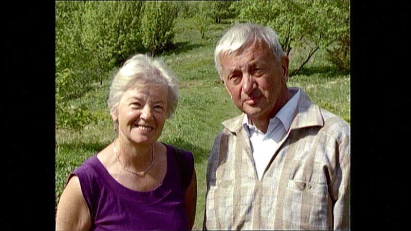 „Lebenslinien“ 1992: Lydwina und Adolf Schmalz, seit mehr als 35 Jahren glücklich verheiratet, haben sich auf einem Spaziergang in der Rhön kennengelernt. Gegenseitiges Vertrauen, Zuverlässigkeit, Ehrlichkeit und die Bereitschaft zum Verzicht zugunsten des anderen – das war die Grundlage ihrer lebenslangen Beziehung. – Bild: BR
