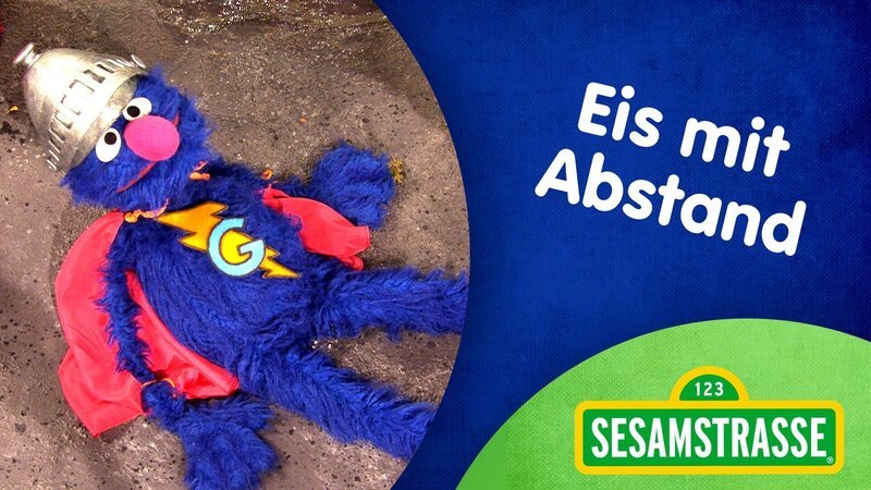 Elmo soll in einer Warteschlange Abstand halten. Aber wie misst er den richtigen Abstand? – Bild: NDR/Studio Hamburg Produktion/Sesame workshop Elmo soll in einer Warteschlange Abstand halten. Aber wie misst er den richtigen Abstand? – Bild: NDR/Studio Hamburg Produktion/Sesame workshop