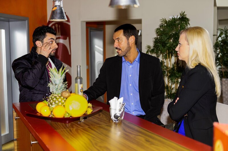 Cans (Volkan Isbert, l.) Hoffnung auf das große Erbe wird durch eine Insiderinfo von Richard (Silvan-Pierre Leirich) und Isabelle (Ania Niedieck) neu entfacht … – Bild: RTL
