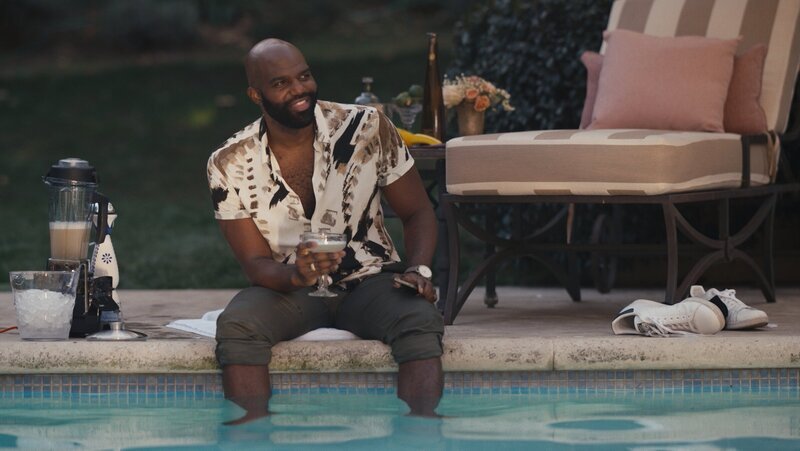 Marcus (Carl Clemons-Hopkins) nutzt Deborahs Abwesenheit in vollen Zügen und genießt sein freies Wochenende am Pool. Doch die entspannte Stimmung kippt schlagartig, als „Wassercop“ Wilson plötzlich vor seiner Tür steht. – Bild: ZDF und HBOMax