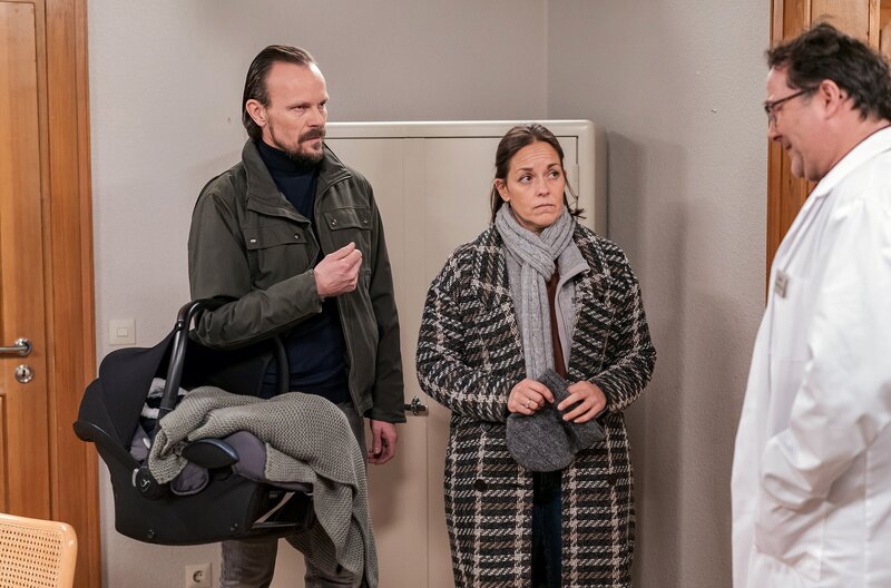 Constantin (Robert Besta, li.) zwingt Sophie (Janina Flieger) in die Praxis von Dr. Hörold (Hendrik Pape) zu gehen, um sich untersuchen zu lassen. Es stellt sich heraus, dass sie sich eine Listeriose eingefangen hat. – Bild: SWR/​Christian Koch