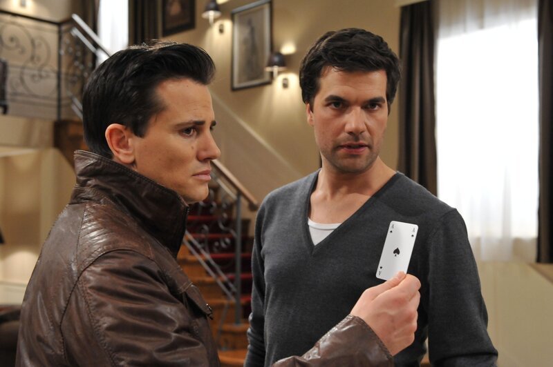 Thiago (Alfonso Losa, l.); Konstantin (Moritz Tittel, r.) – Bild: Ann Paur