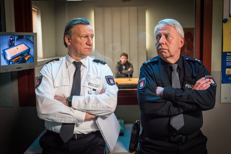 Nach André Wittichs (Björn von der Wellen, M.) Befragung zweifeln Haller (Hannes Hellmann, l.) und Wolle (Harald Maack, r.) daran, dass er seine Frau aus dem Fenster gestoßen hat. Doch wer war es dann? – Bild: ZDF/​Boris Laewen