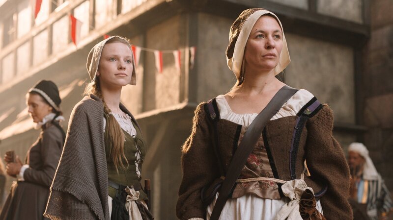 Anna Stein (Julia Thurnau, r.) gibt ihr Wissen an ihre Lehrmagd (Elina Vaska, l.) weiter. Mit ihren Kräuterbeuteln am Kleid waren sie leicht als Hebammen zu erkennen. – Bild: ZDF und Raimonds Birkenfelds