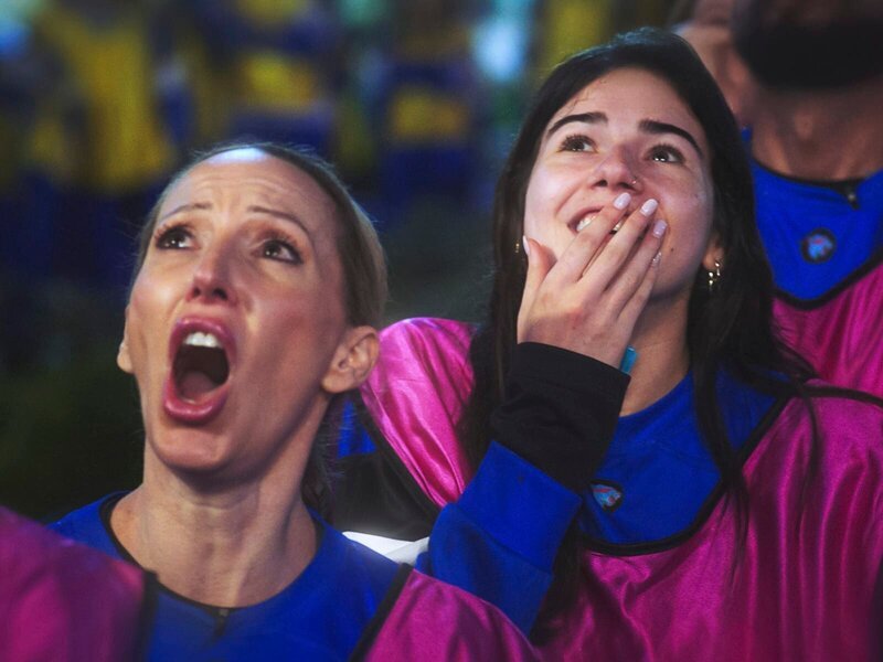 Die Teilnehmer schauen nach oben. – Bild: Amazon