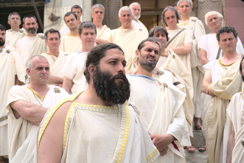 Um im antiken Athen ein Amt zu erhalten, mussten die Anwärter (Alexander Gerganov, M.) in der Vollversammlung schwören, dass sie sich gut um ihre Eltern kümmern. – Bild: Februar Film /​ ZDF