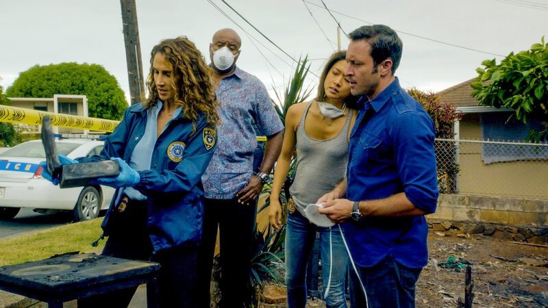 Als ein sadistischer Brandstifter auf Hawaii sein Unwesen treibt, bekommen Steve (Alex O’Loughlin, r.), Grover (Chi McBride, 2.v.l.) und Kono (Grace Park, 2.v.r.) Hilfe der kalifornischen Agentin Kathy Millwood (Melina Kanakaredes, l.). Doch nach und nach entdecken Steve und seine Kollegen, dass Millwood mehr in den Fall involviert ist, als sie eigentlich sein dürfte … – Bild: CBS Broadcasting Inc.