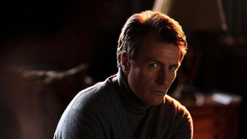 Crays (Toby Stephens) Anspannung nimmt zu. Die Veröffentlichung seines Spiels rückt immer näher und dennoch gibt es einige lose Enden, die ihm Probleme bereiten könnten. – Bild: ZDF und Sophie Mutevelian