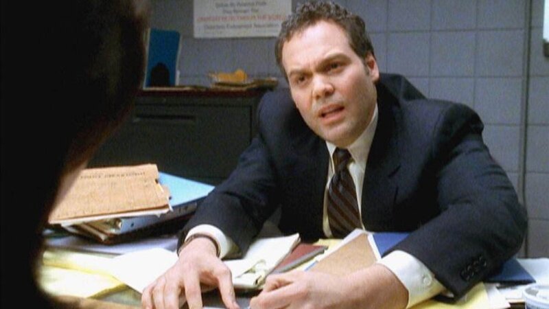 Robert Goren (Vincent D’Onofrio) verhört die Ex-Freundin (Cara Buono) des Ermordeten. Was hat sie zu verbergen? – Bild: TVNOW