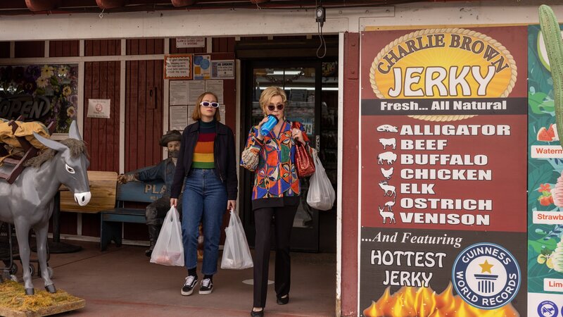 Ava (Hannah Einbinder, l.) bringt Deborah (Jean Smart, r.) unter einem Vorwand dazu, an einer Raststätte Halt zu machen. Während Ava eine dringende Angelegenheit klären will, trifft Deborah überraschende Kaufentscheidungen. – Bild: ZDFneo