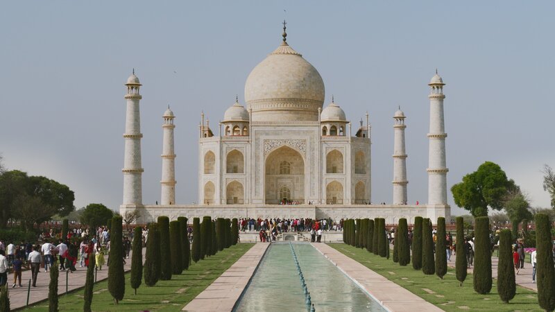 Von Weitem wirken die vier Minarette gerade. Doch sie sind mit einer leichten Schieflage nach Außen errichtet worden – vermutlich, damit sie bei einem Einsturz nicht das Hauptgebäude beschädigen. – Bild: ZDF und PERNEL MEDIA