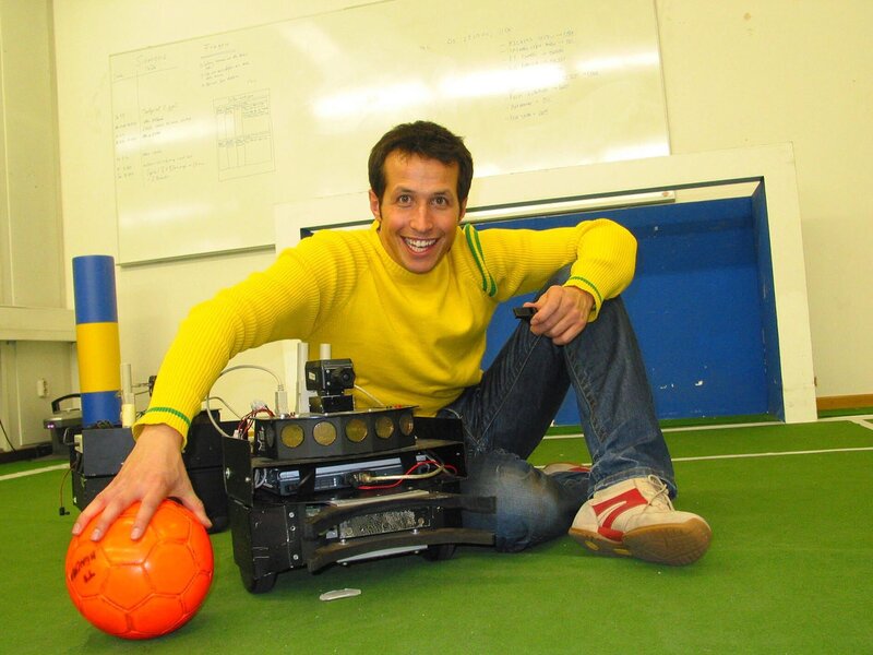 Willi Weitzel mit einem Fussballroboter der TU München – Bild: Bayerischer Rundfunk/​megaherz gmbh