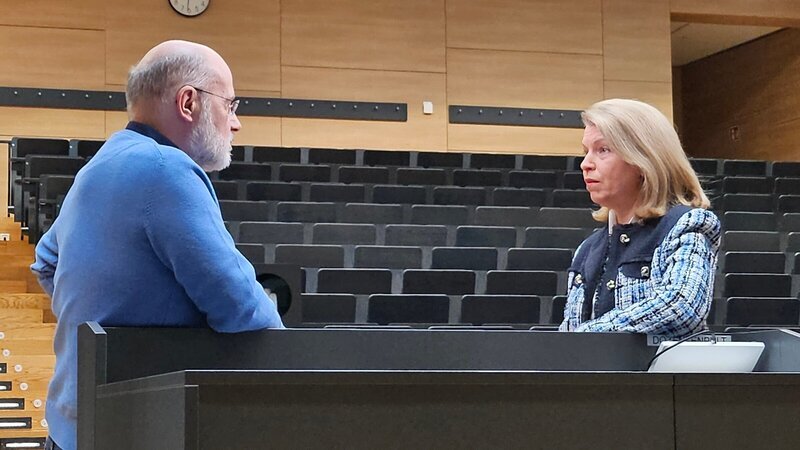 Harald Lesch trifft am Universitätsklinikum Magdeburg die Professorin Ute Seeland, deren Forschungsgebiet die geschlechtersensible Medizin ist. Bis heute werden bei der Diagnostik und der Therapie fast keine geschlechtsspezifischen Unterschiede gemacht. Häufig ein fataler Fehler! Frauen wie Männer könnten von ihrer individuelleren Medizin entscheidend profitieren. – Bild: ZDF und Christina Schrader