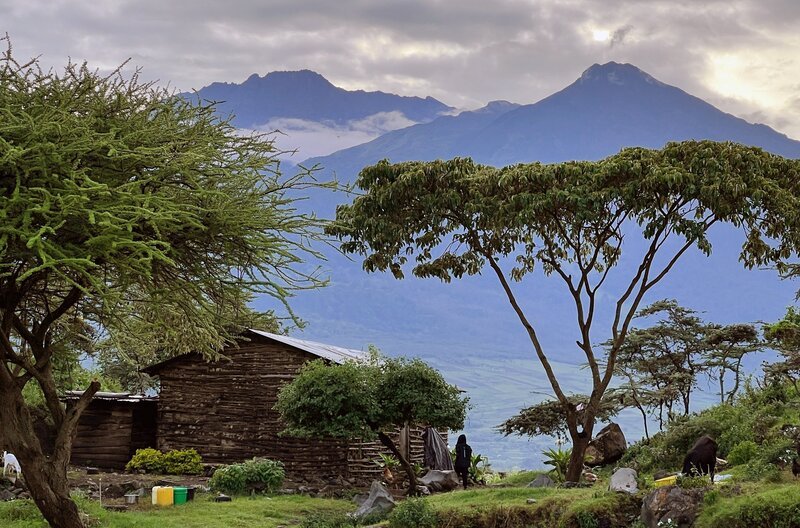 Der Mount Meru dominiert das Panorama in der Gemeinde Momella. – Bild: phoenix/​SR/​Carsten Heider