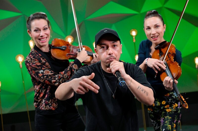 Wenn Beatboxer Robert Robeat Wolf mit dem Violinduo TheTwiolins auf der Bühne steht, treffen urbane Beats auf klassische Musik und es ensteht etwas, das die Fans beider Stile anspricht. – Bild: SWR/​ Steffen König