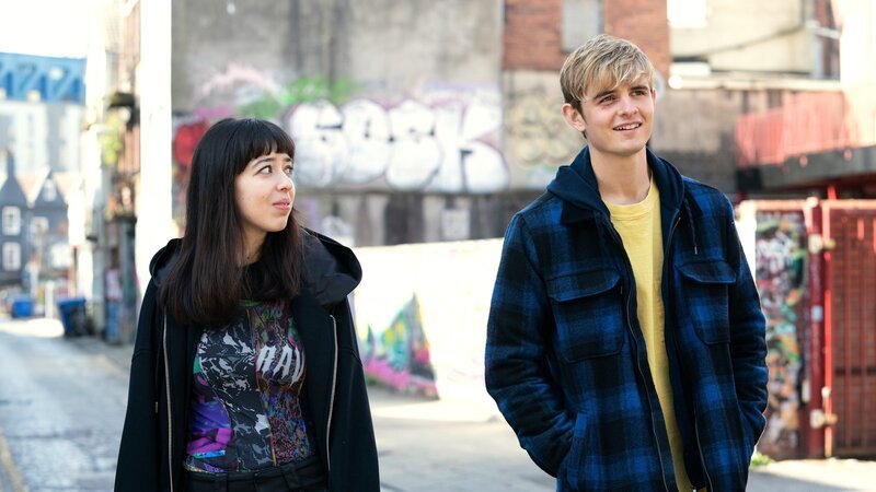 Kyras (Marli Siu) Auftauchen rettet Alex (Otto Farrant) in letzter Sekunde. Mit ihrer Hilfe versucht er, den Code des neuen Spiels zu knacken, um das sich alles zu drehen scheint. – Bild: ZDF und Sophie Mutevelian