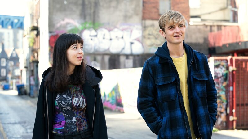 Kyras (Marli Siu) Auftauchen rettet Alex (Otto Farrant) in letzter Sekunde. Mit ihrer Hilfe versucht er, den Code des neuen Spiels zu knacken, um das sich alles zu drehen scheint. – Bild: ZDF und Sophie Mutevelian