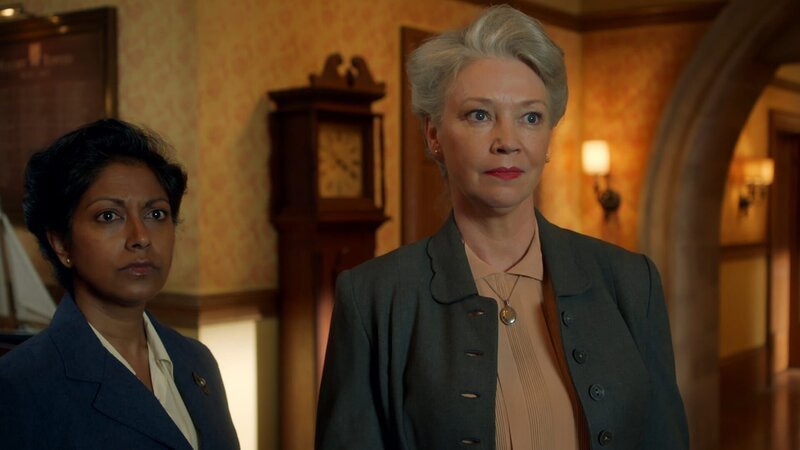 Miss Grayling (Jennifer Wigmore, r.) und Miss Potts (Imali Perera, l.) spüren, dass die Schülerinnen irgendetwas vor ihnen verheimlichen wollen. Noch wissen sie nicht, dass Darrell ihre Mitschülerin Gwen während eines Streits geohrfeigt hat. – Bild: ZDF/​DHX – Malory Productions Inc./​Queen Bert Productions