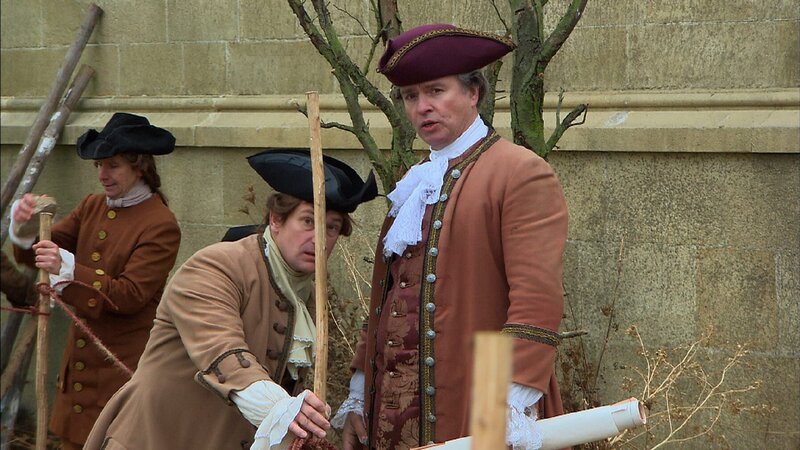 Johann Gottfried Fehre (Frantisek Kreuzmann) und George Bähr (David Vejrazka) vermessen den Grundriss der Frauenkirche – Bild: ZDF und Frank Amann