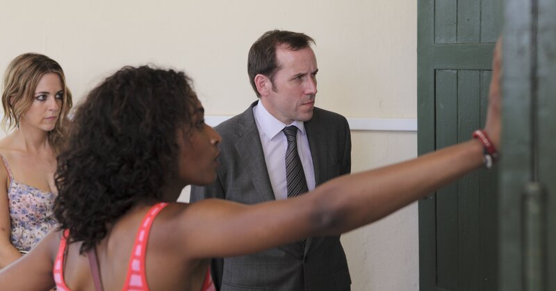 Megan Talbot (Miranda Raison, l.), Camille (Sara Martins, M.) und DI Richard Poole (Ben Miller, r.). – Bild: ZDF/​Denis Guyenon