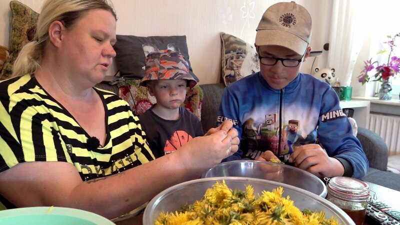 In Ostfriesland hat Sandra unterdessen ein neues Hobby für sich entdeckt. Mit gesammelten Löwenzahnblüten und Zucker stellt sie ihren eigenen Honig her. – Bild: RTLZWEI