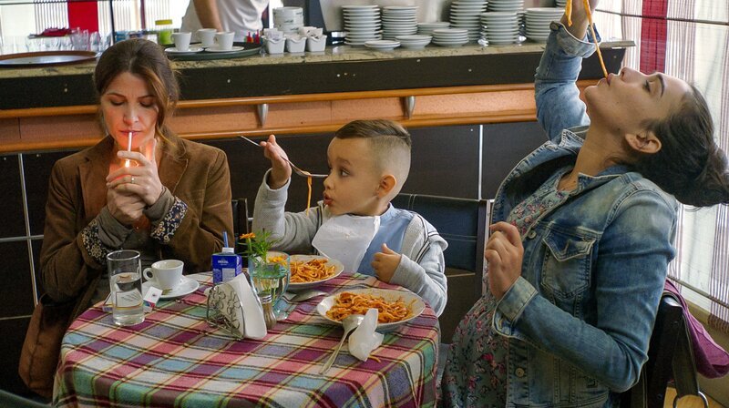 Während Rudina (Luli Bitri, l.) darüber nachdenkt, wie sie alle Probleme lösen kann, genießen ihr Sohn Orjon (Maxwell Guzja) und ihre Schwester Elma (Jonida Vokshi) das gemeinsame Essen. – Bild: MDR/Bunker Film Während Rudina (Luli Bitri, l.) darüber nachdenkt, wie sie alle Probleme lösen kann, genießen ihr Sohn Orjon (Maxwell Guzja) und ihre Schwester Elma (Jonida Vokshi) das gemeinsame Essen. – Bild: MDR/Bunker Film