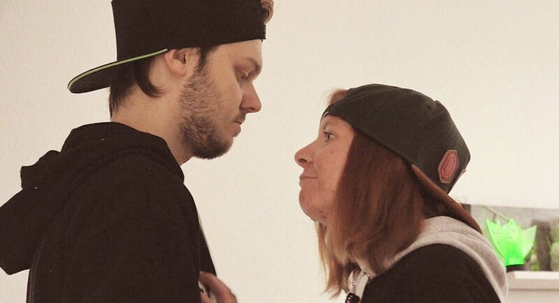 Sarah und Justin haben beschlossen, den Bund der Ehe einzugehen, und sich verlobt. – Bild: RTLZWEI