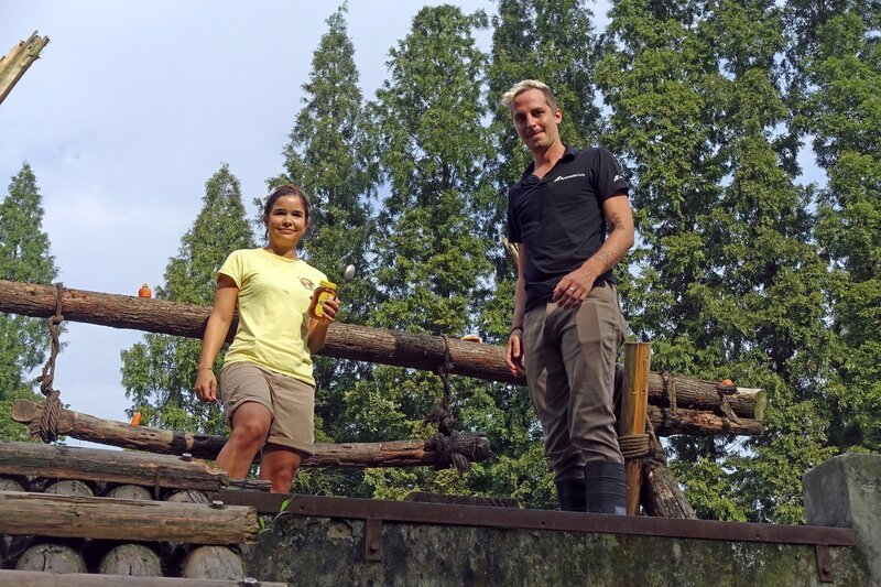 Ryan sorgt in der Rettungsstation für Kragenbären dafür, dass die Tiere viel Spaß haben. – Bild: BR/​TEXT + BILD Medienproduktion GmbH & Co. KG