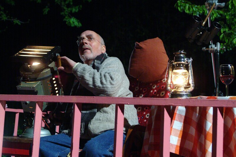 Peter (Peter Lustig) versucht, mit einem hellen Scheinwerfer einen interplanetarischen Kontakt herzustellen. – Bild: ZDF/​Christiane Pausch