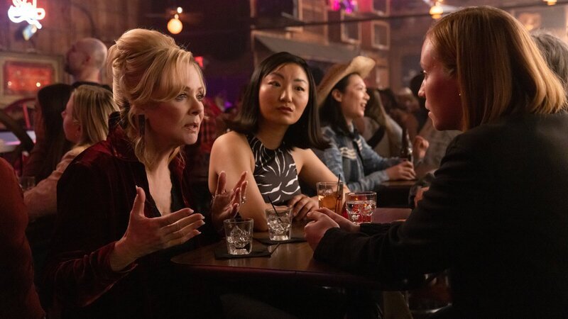 Deborah (Jean Smart, l.), Kiki (Poppy Liu, M.), Ava (Hannah Einbinder, r.) und deren Mutter beschließen den Abend gemeinsam in einer Bar zu verbringen, doch plötzlich kippt die entspannte Stimmung. – Bild: ZDF und Photo by Karen Ballard