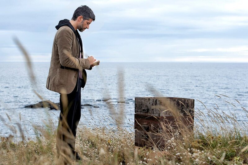 Während Dupin noch mit seiner Strafversetzung hadert, ereignet sich im Nachbarort Pont Aven ein bizarrer Mord. – Bild: MDR/​Degeto/​Sandra Hoever