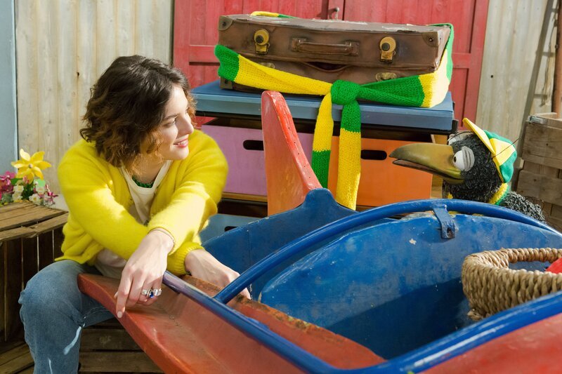 Koffer (Thomas Rohloff) und Rudi (Lennart Morgenstern) haben großes Interesse daran, Siebenstein (Anna Werner Friedmann) für Fußball und ihren Fußballstar zu begeistern. Wird das gelingen? – Bild: ZDF/​Zia Ziarno