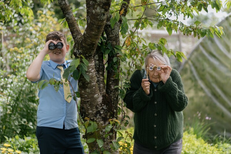 Fionn (Dylan Ó Céilleachair) schwänzt die Schule und seine Omi drückt ein Auge zu. – Bild: SR/​TG4 Irland