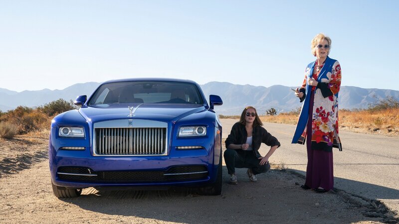 Deborah (Jean Smart, r.) lädt Ava (Hannah Einbinder, l.) zu einer Spritztour ein, doch die Fahrt nimmt eine unerwartete Wendung. – Bild: ZDF und HBOMAX/​Universal Television